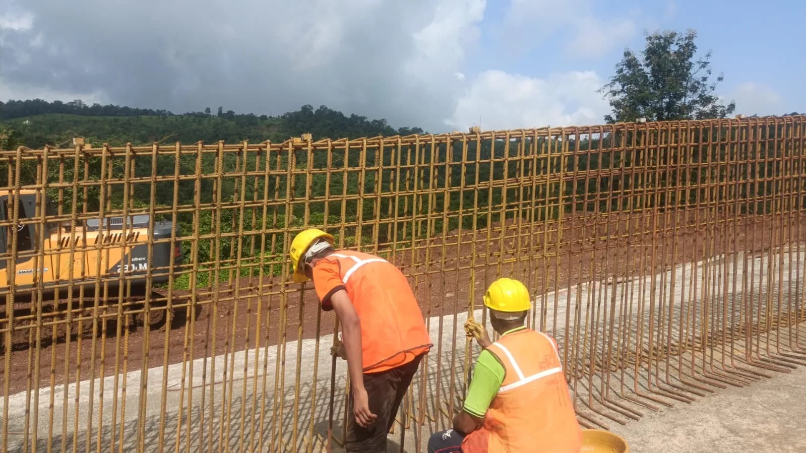 Retaining structure rising against the hillside